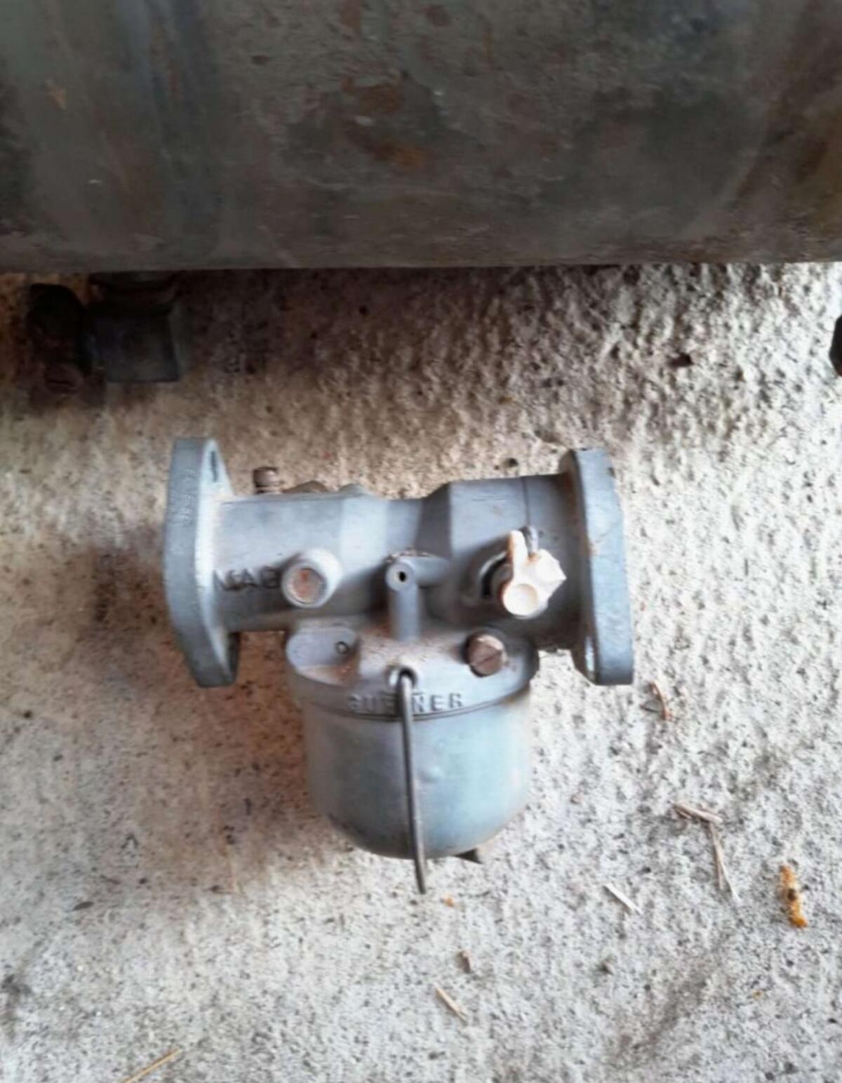 MAG 1026, MAG 1029 Vergaser mit Auspuff und Benzintank 2