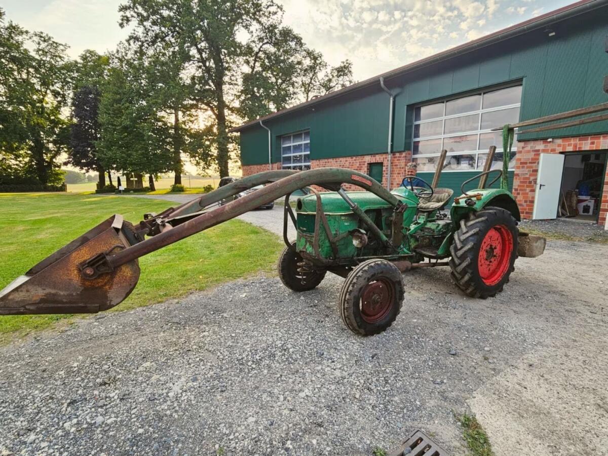 Deutz D25 mit Frontlader, Schaufel, Mistgabel und Gewichtsklotz 1