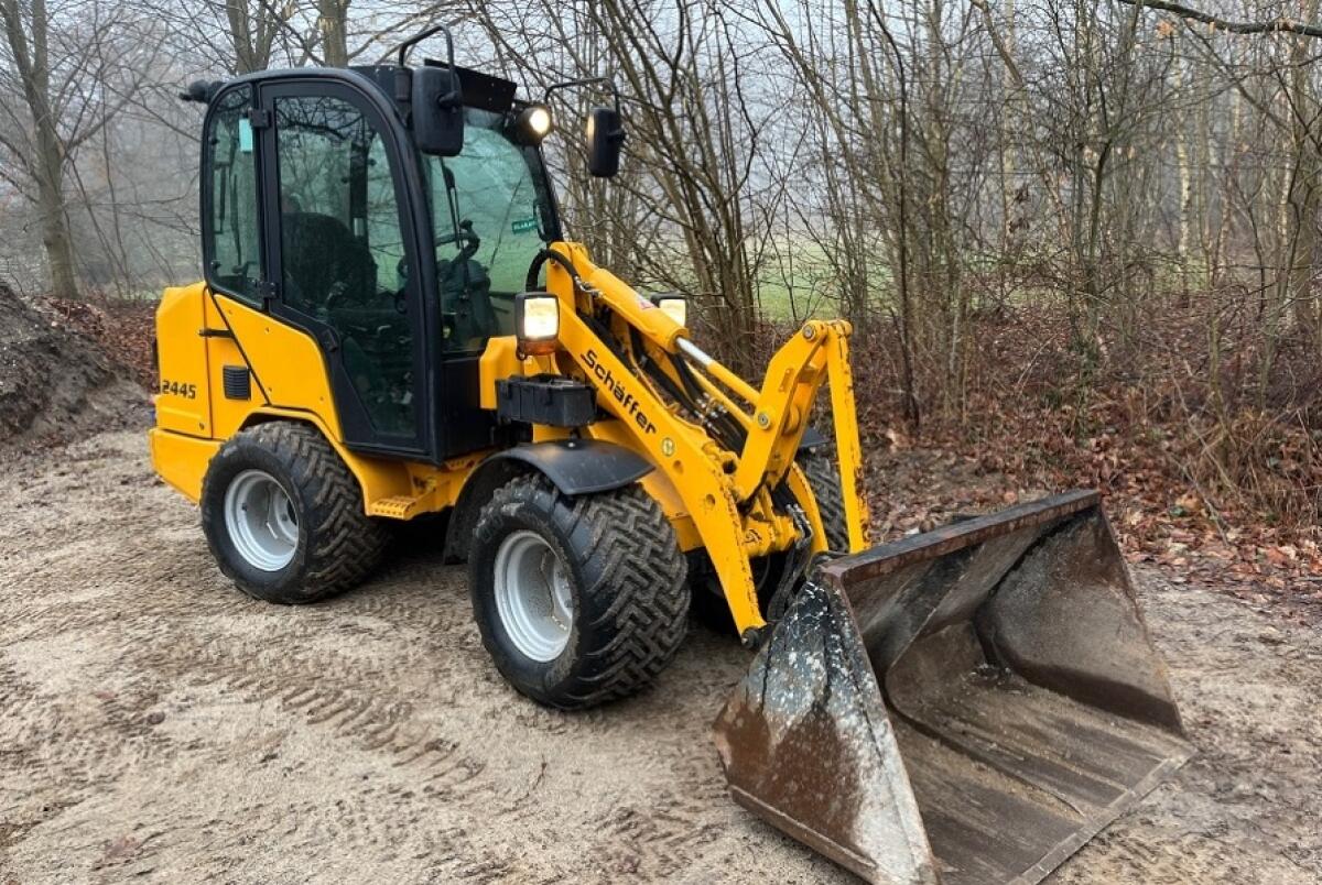 Kompaktlader Schäffer 2445 1