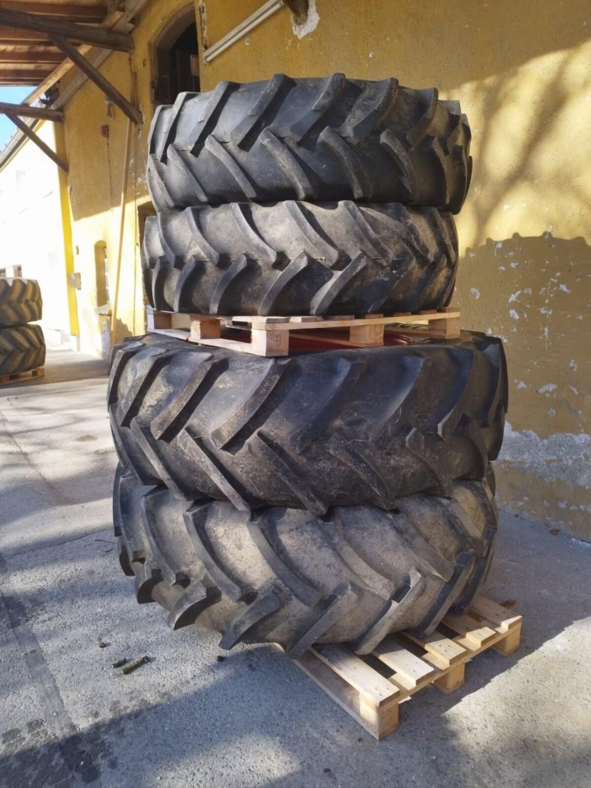 Continental Contract AC 85 380/85R30 135A8, DOT 1712 1
