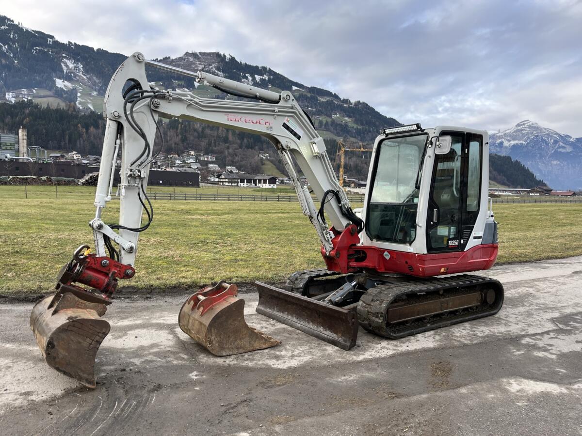Takeuchi TB250 Bagger Powertilt 5 t Martin 1