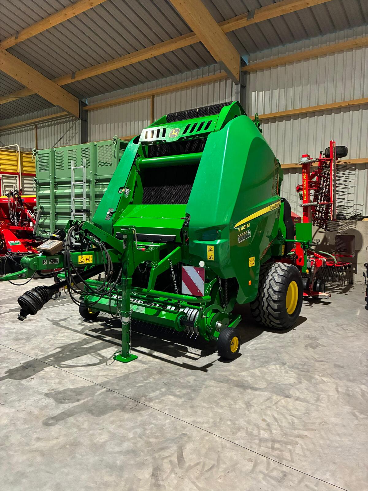 Rundballenpresse John Deere V461M 1