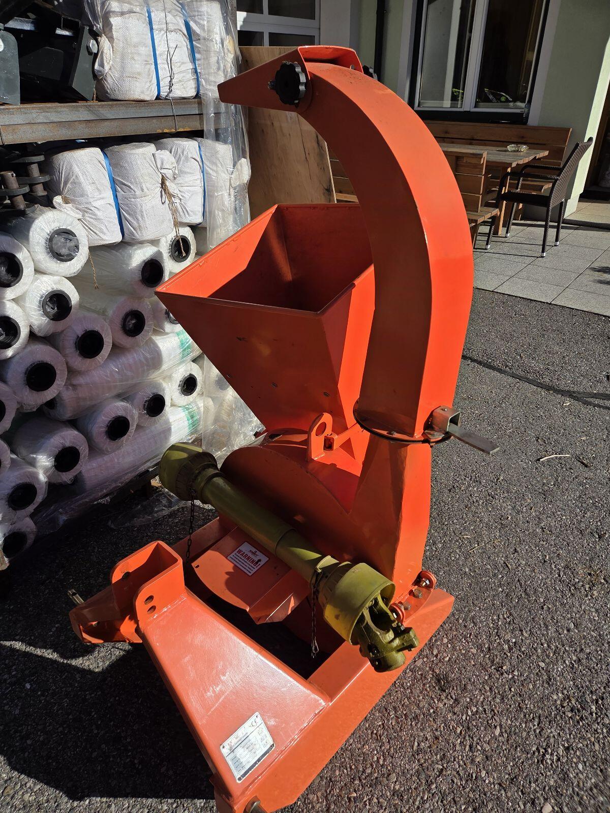 Holzhäcksler mit Zapfwelle bis 10 cm ohne Einzug 3