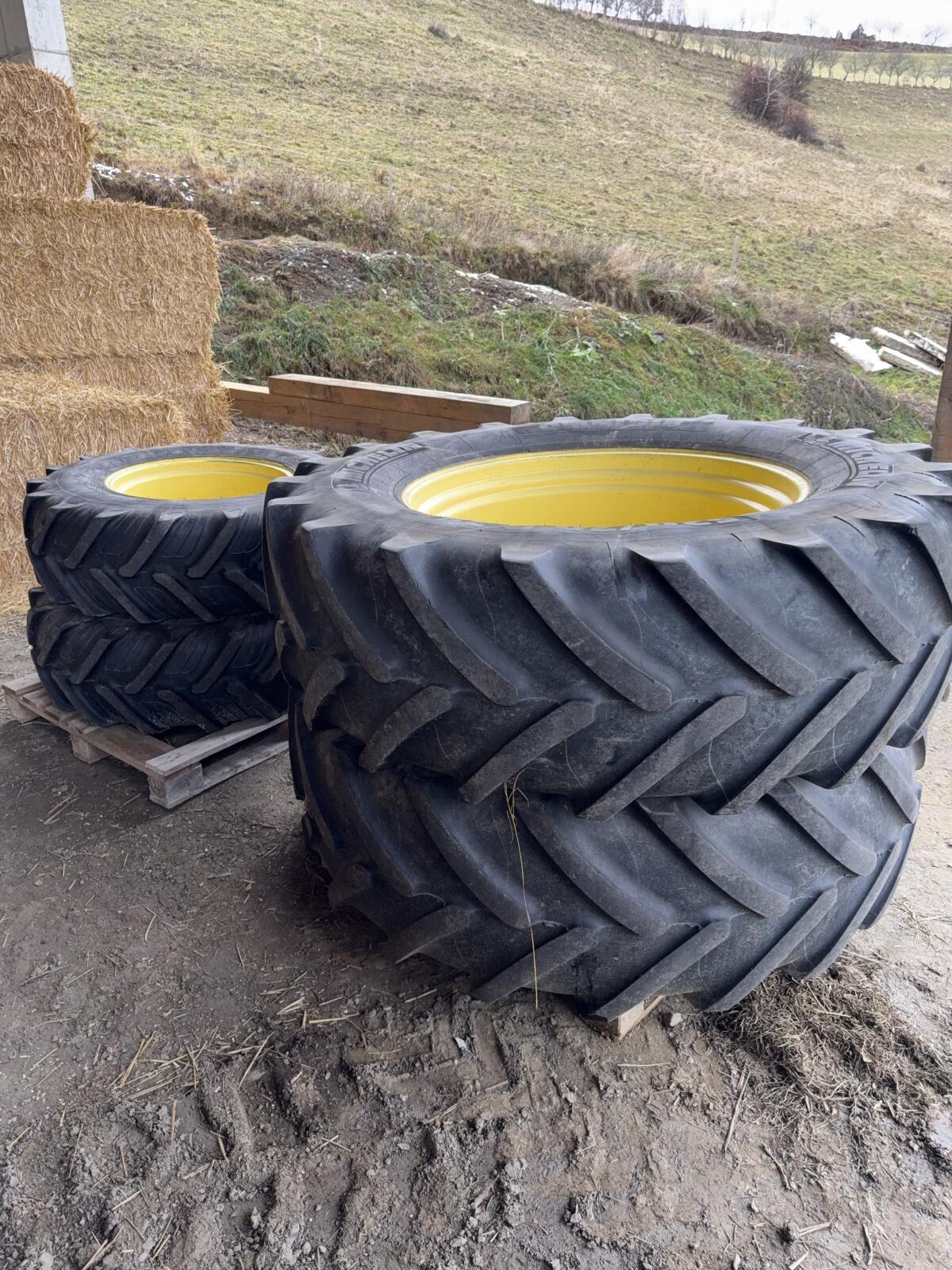 Reifen 520/70R34 und 380/85R24 (bzw. 14.9R24) 1