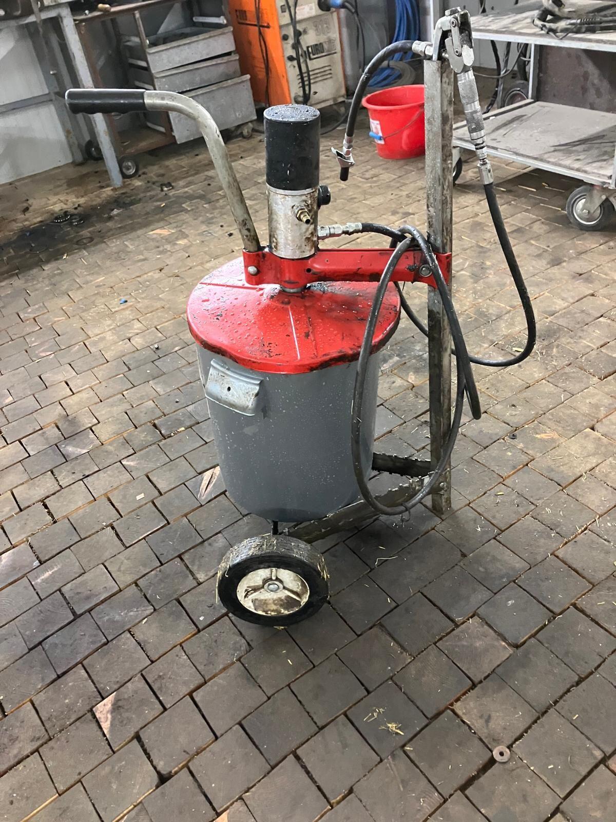 Druckluft-Fettpresse 3