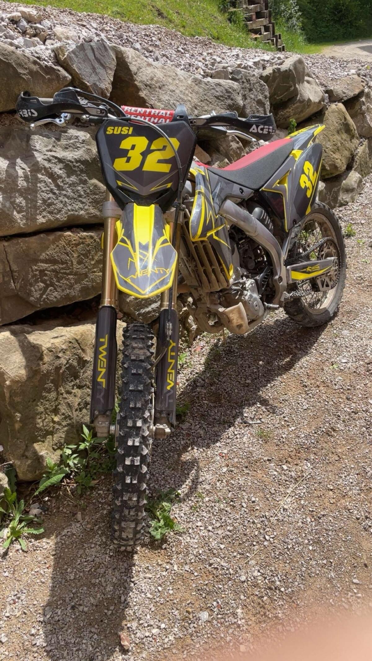 Suzuki 250 4T 1