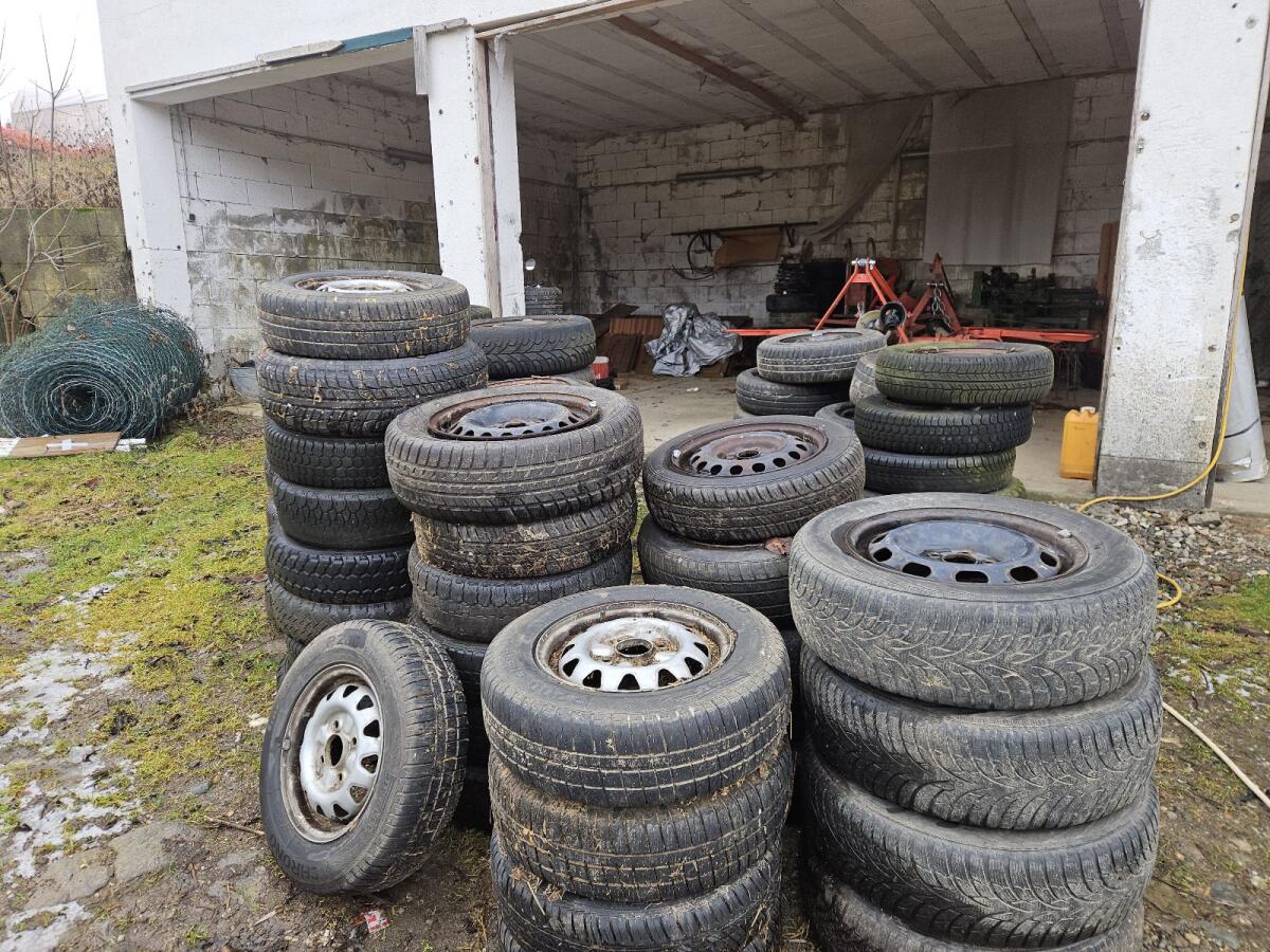 Autoreifen mit Felgen 1