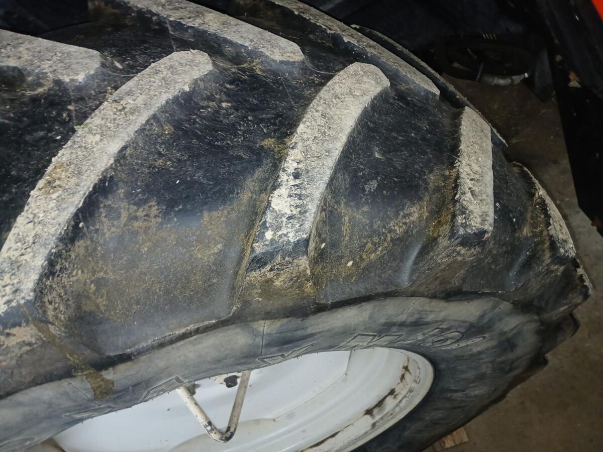 Reifen 540/65R34 und 440/65R24 3