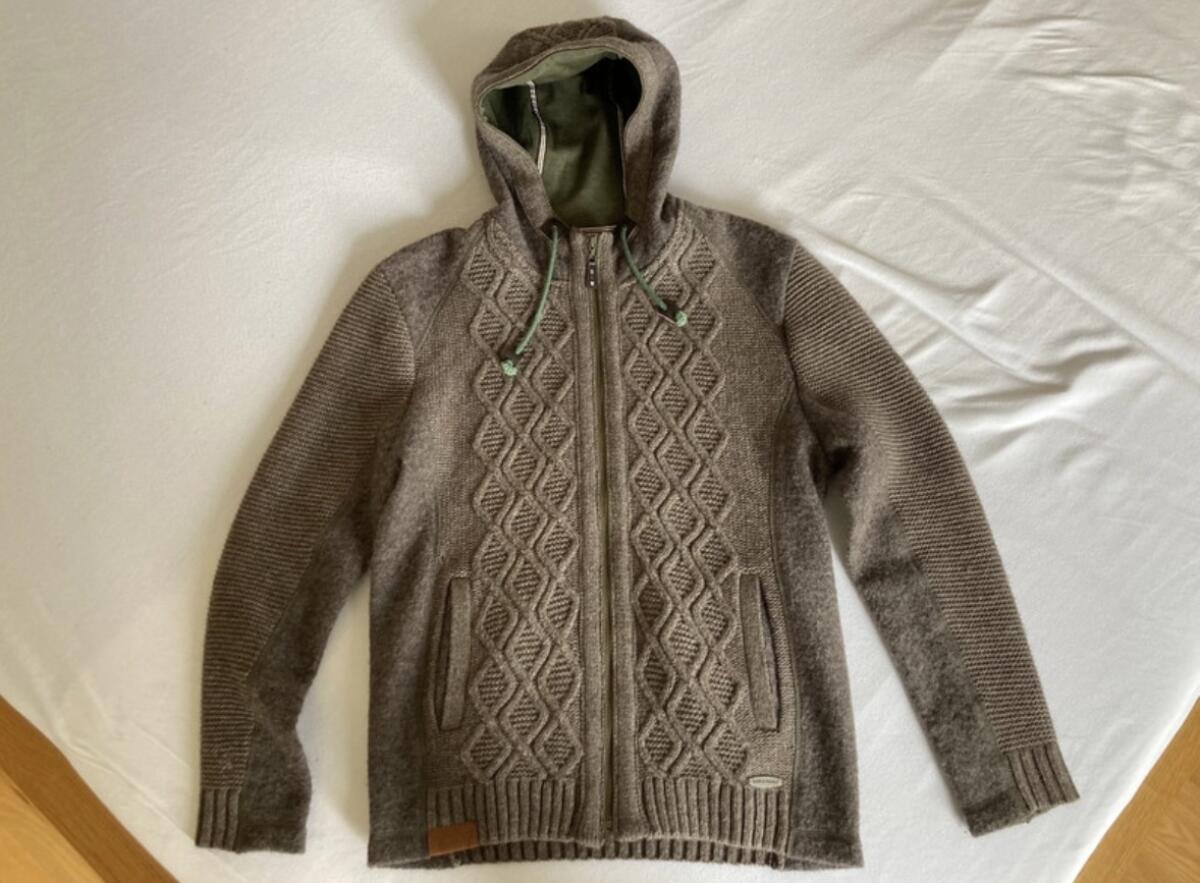 Trachtenweste mit Kapuze und Strickmuster 3