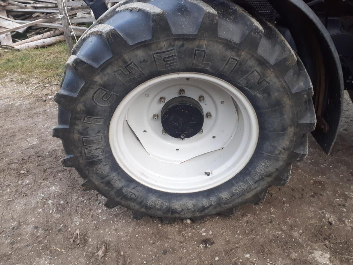 Reifen 540/65R34 und 440/65R24 2