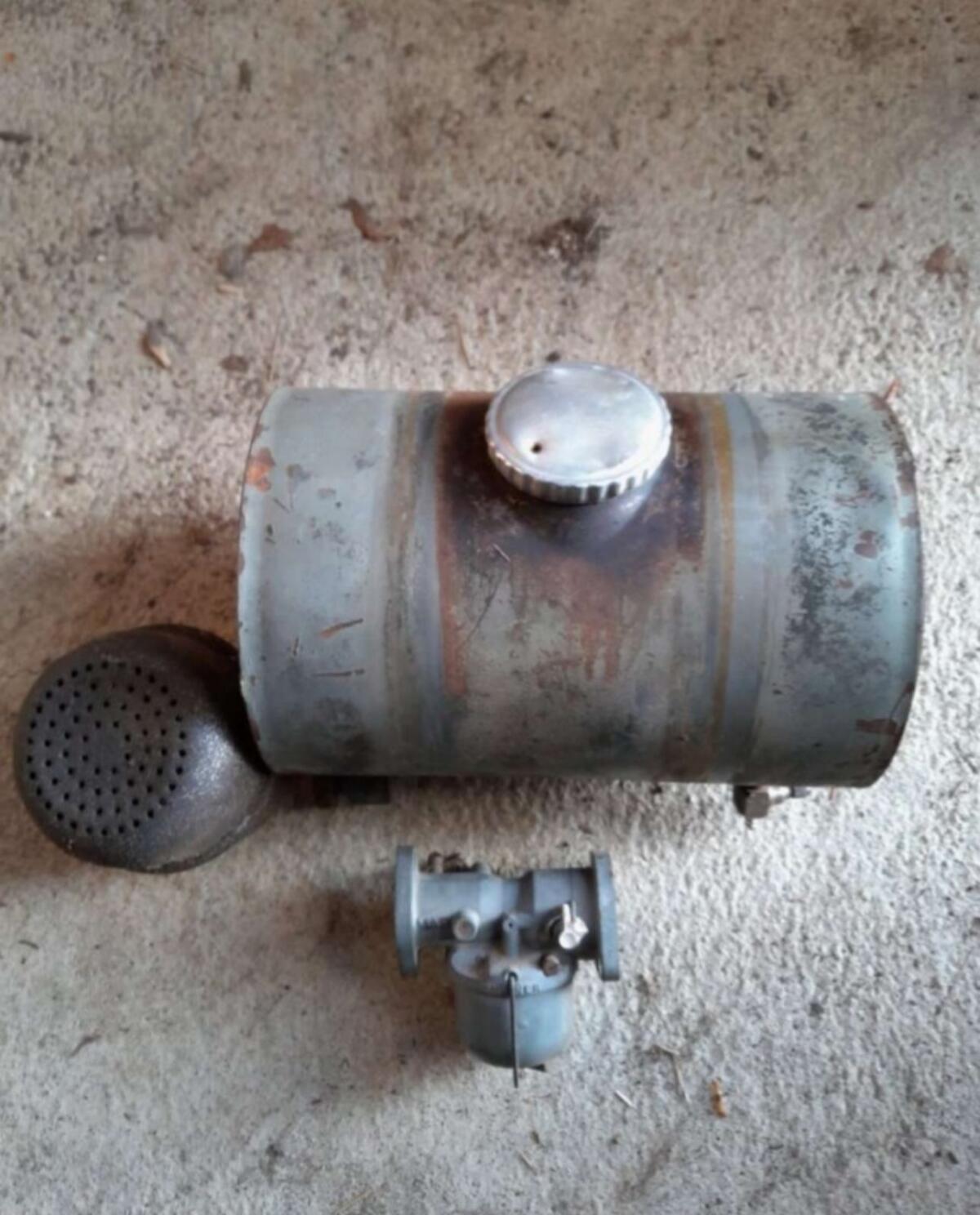 MAG 1026, MAG 1029 Vergaser mit Auspuff und Benzintank 1