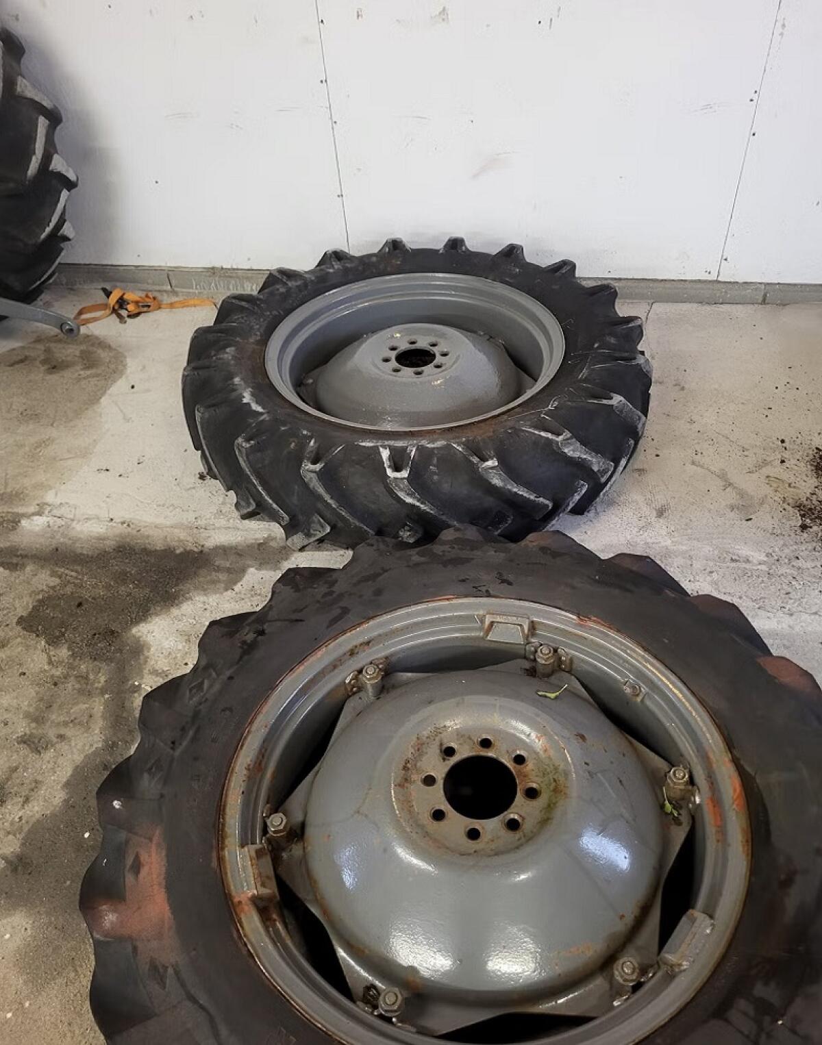 Traktorreifen-Paar 1