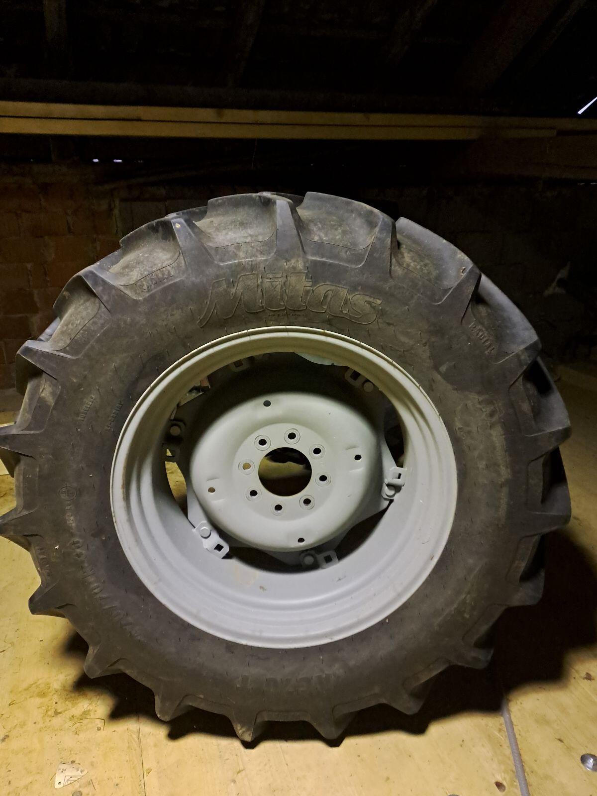 Kompletträder 420/70 R30, 360/70 R20 2