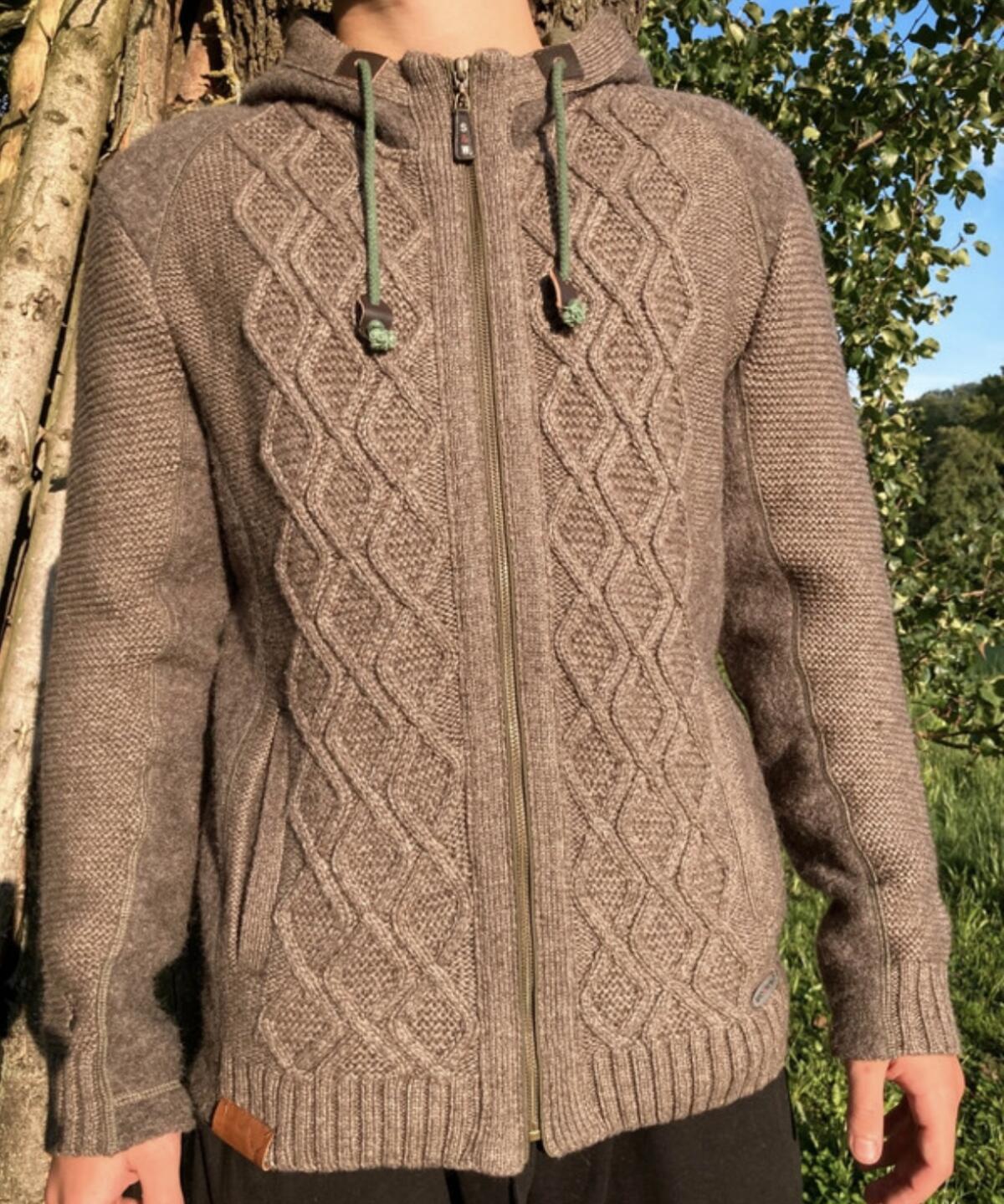 Trachtenweste mit Kapuze und Strickmuster 1