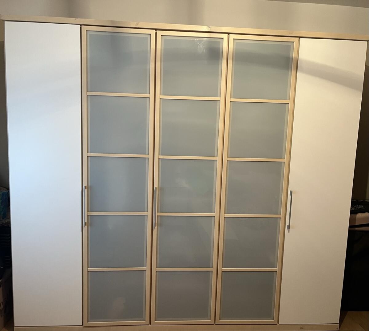 Kleiderschrank 1