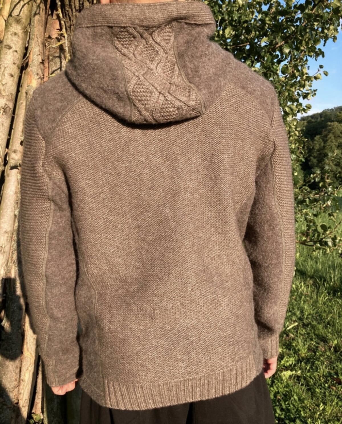 Trachtenweste mit Kapuze und Strickmuster 2