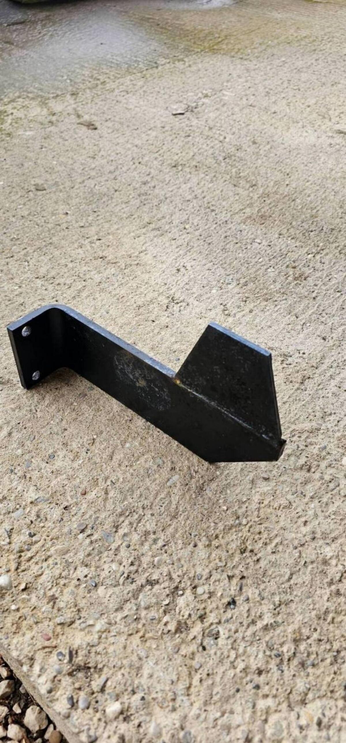 Steyr 9094 Werkzeugkasten-Halterung 1