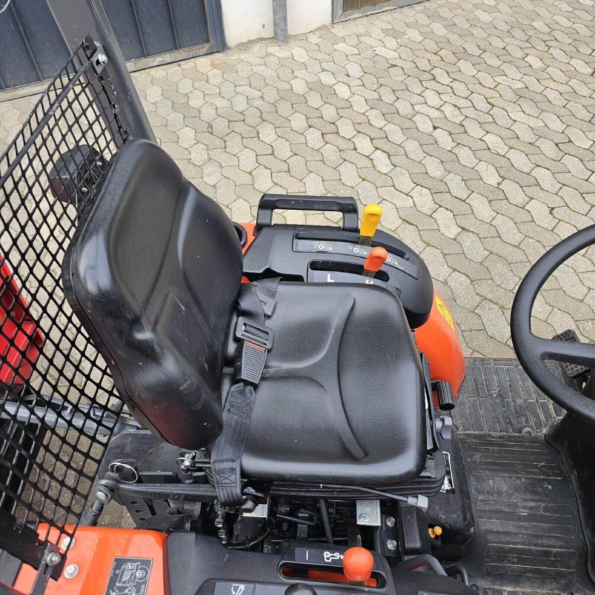 Kubota Traktor B1181 mit Frontlader 2