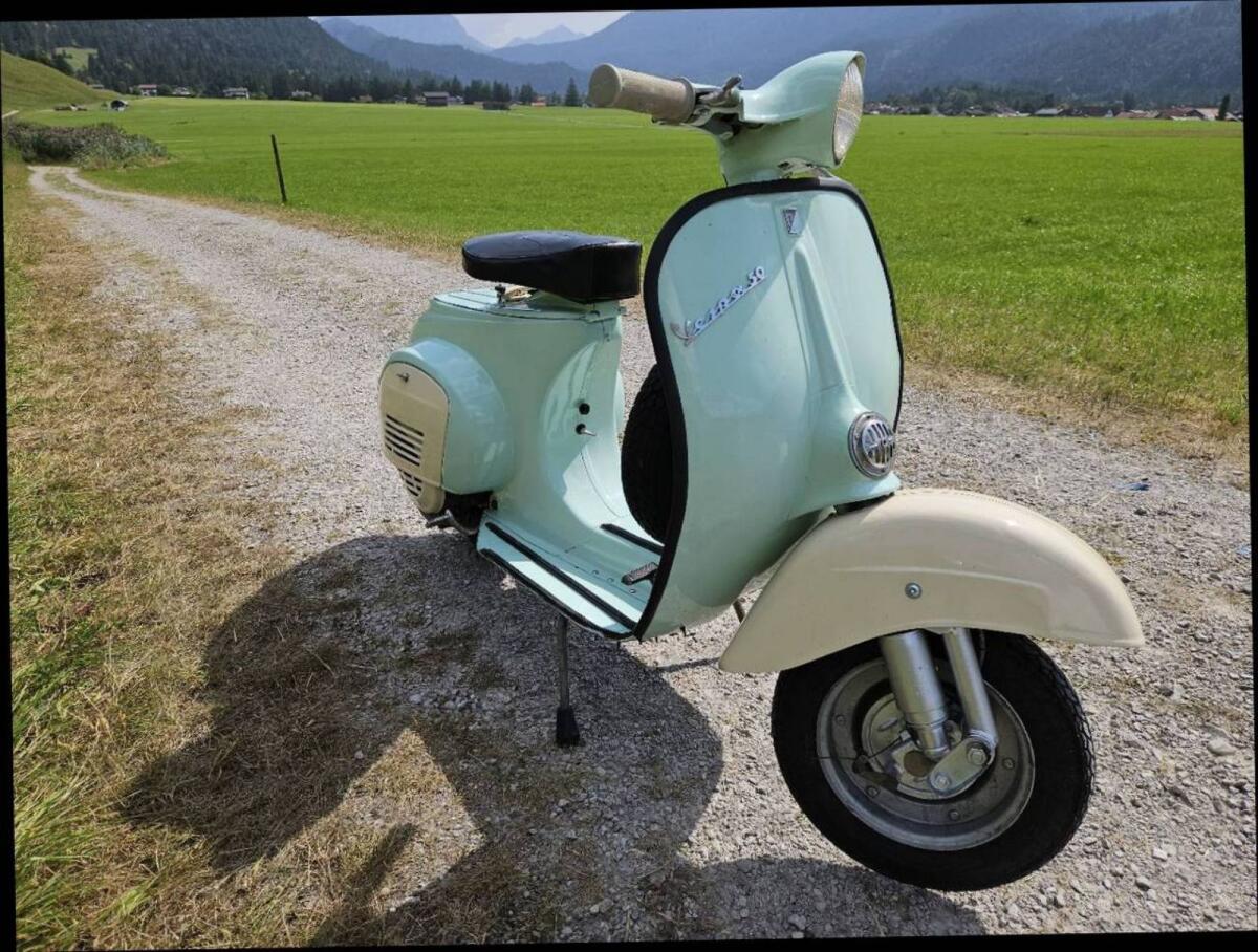 Piaggio Vespa V50 3
