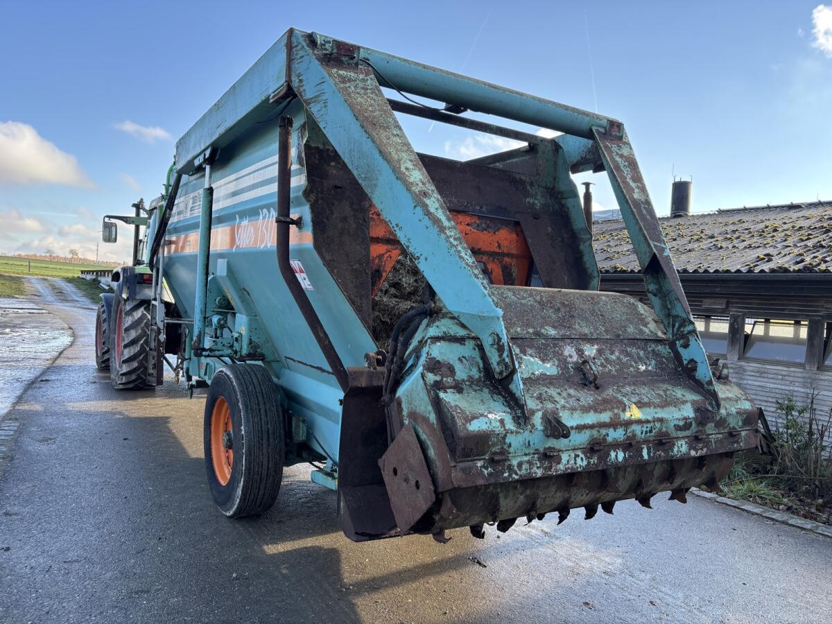 Zwei Walker Setter 130 Futtermischwagen 2