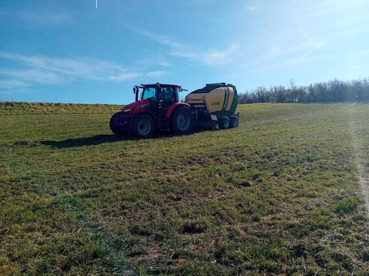 Rundballen pressen und wickeln 1