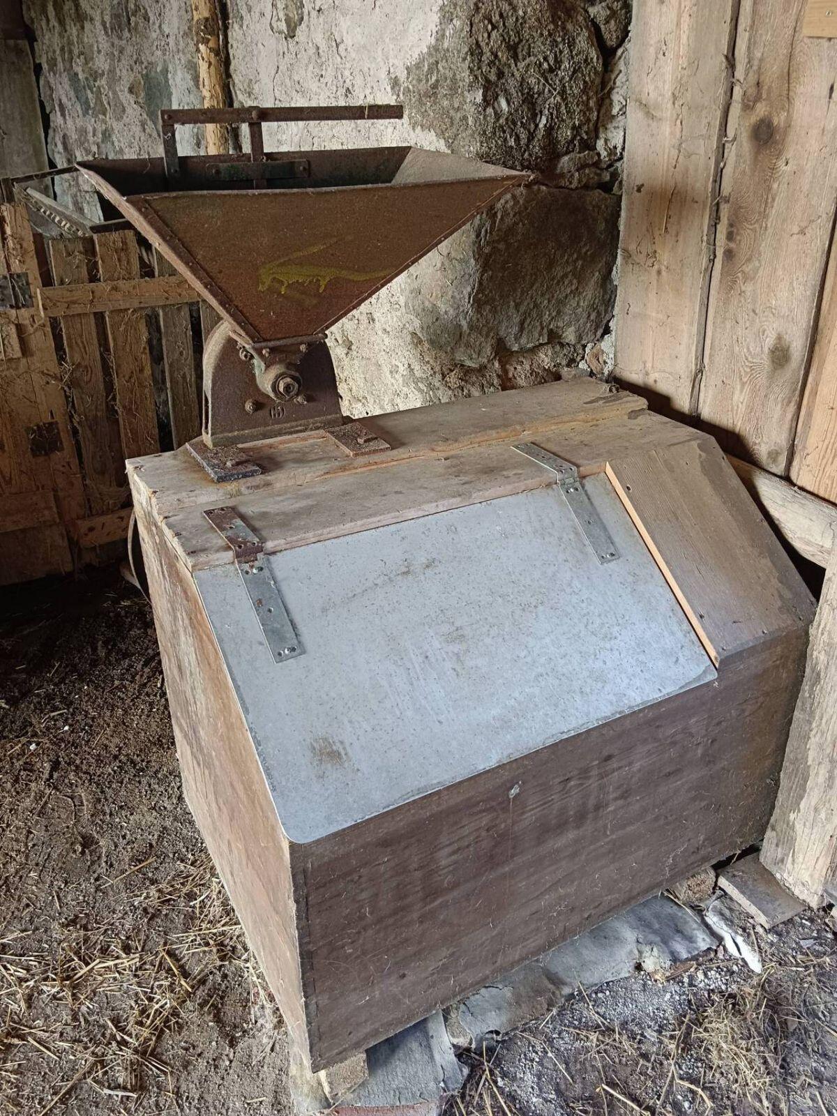 Verkaufe alte Schrotmühle 1