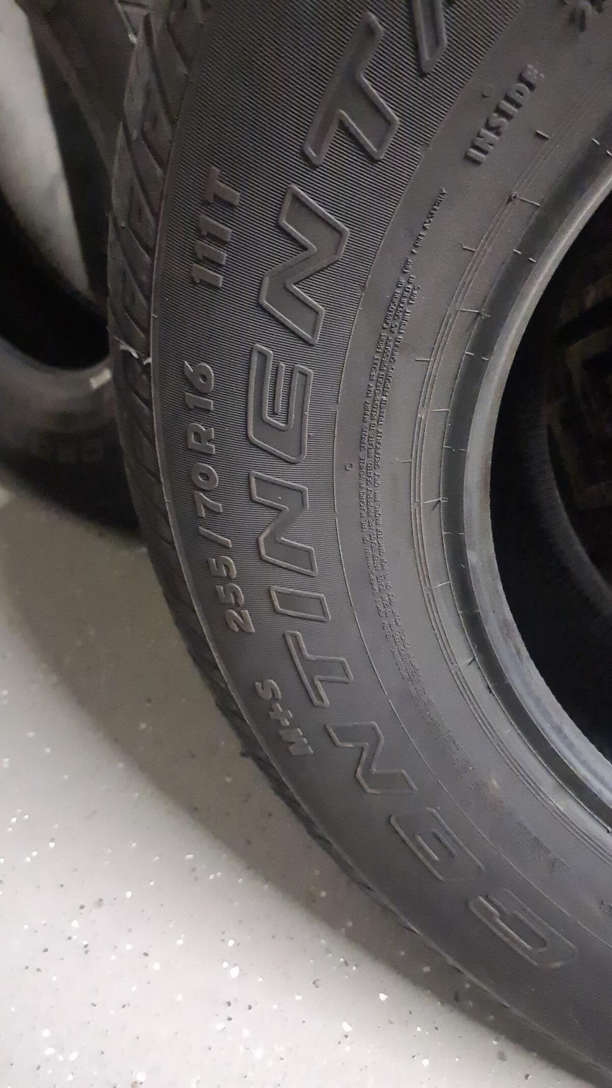 Winterreifen 255/70R16 1