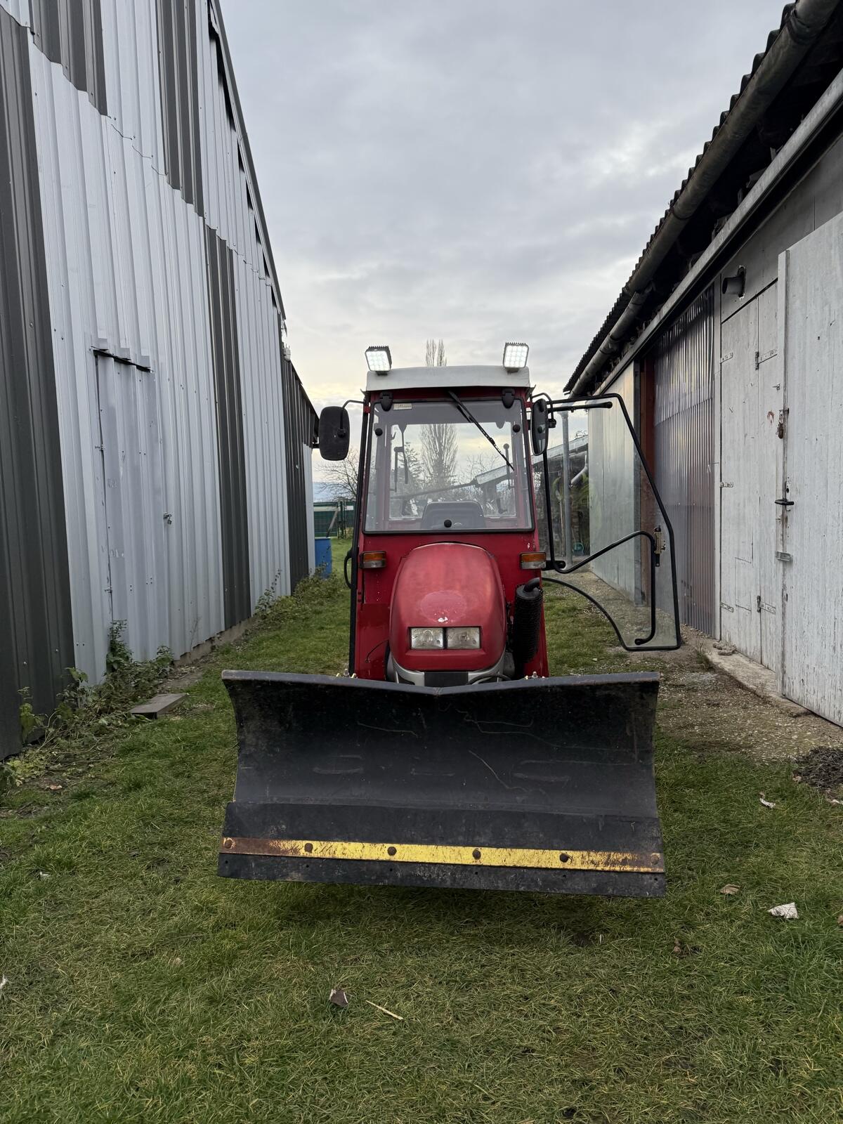 Kleintraktor mit Schneeschild 1
