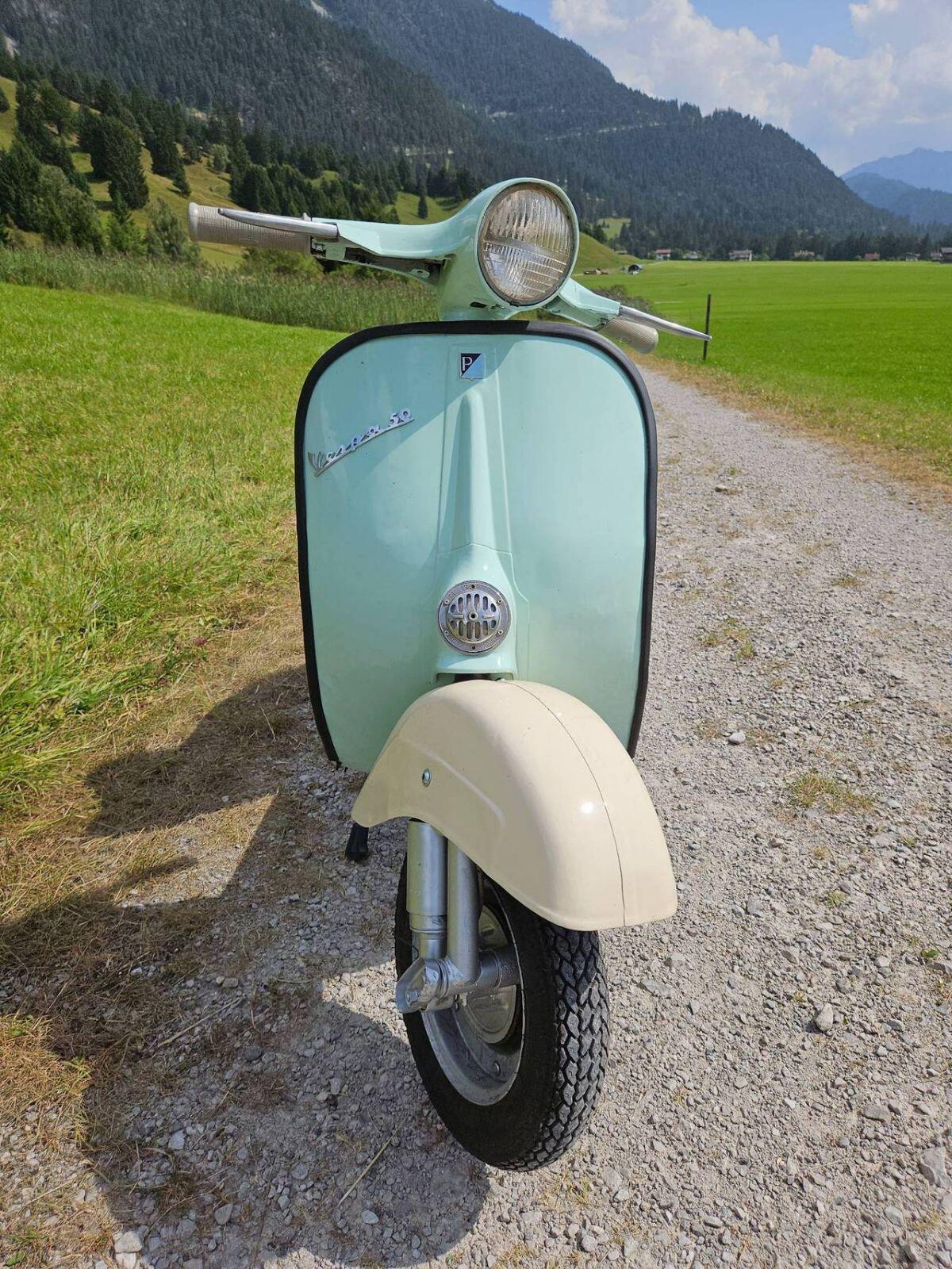 Piaggio Vespa V50 2