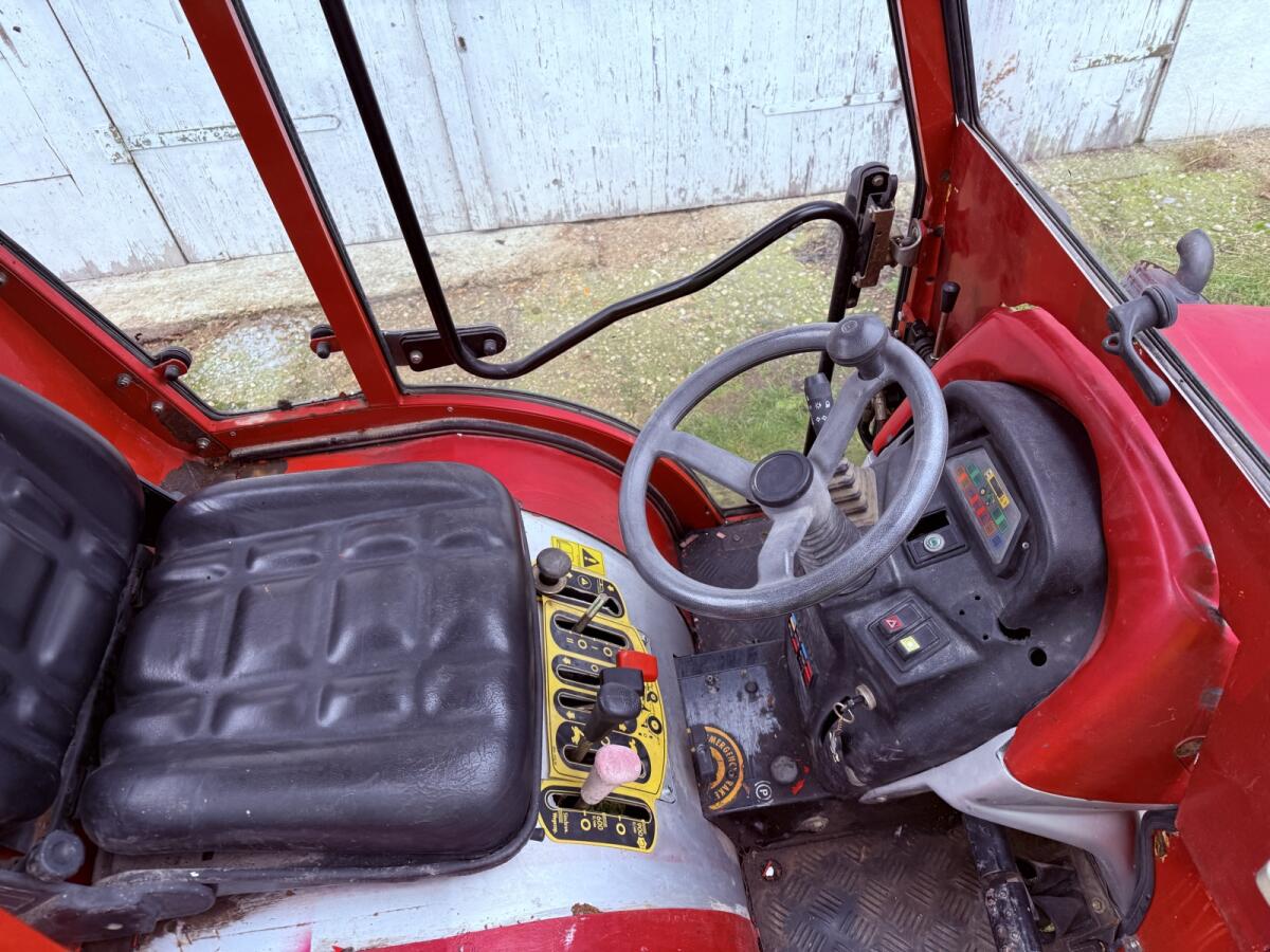 Kleintraktor mit Schneeschild 3