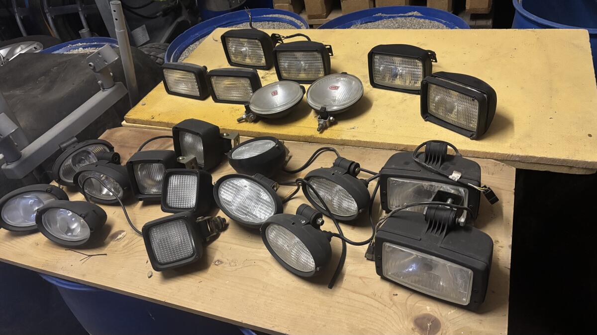 Diverse alte Traktorscheinwerfer 1