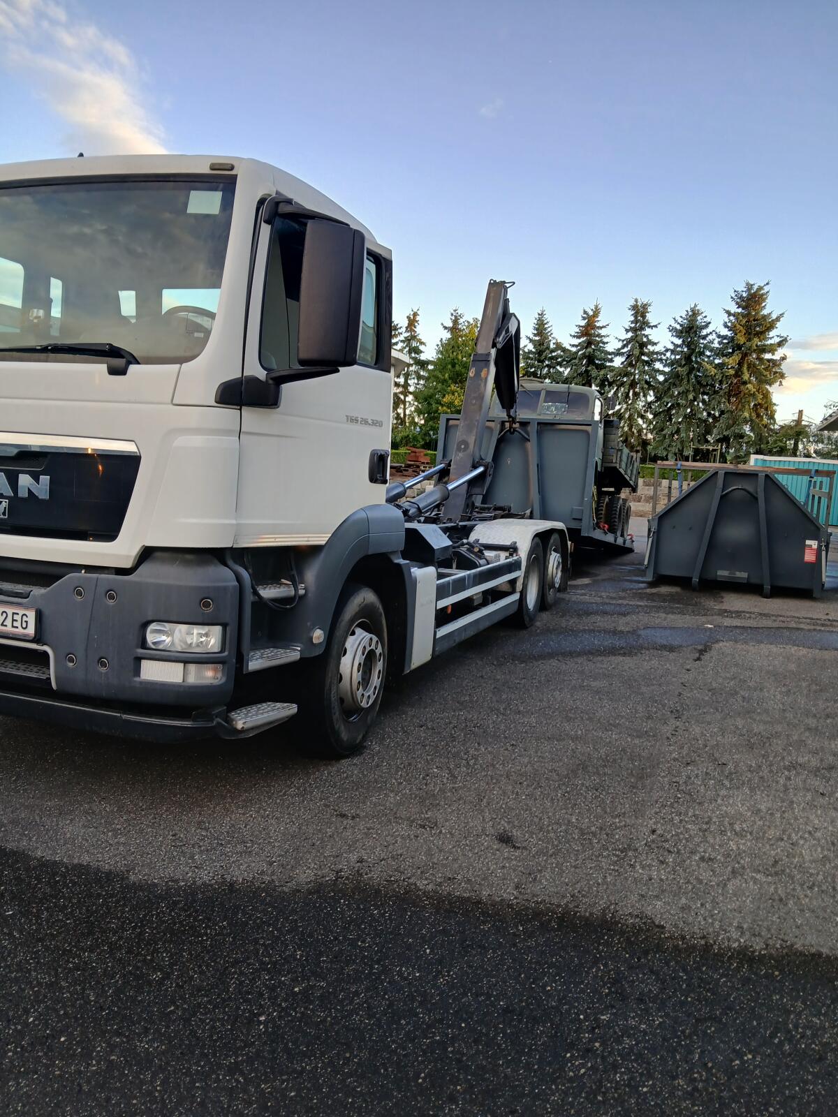 MAN TGS 26:320 mit Hackengerät Abrollkipper 1
