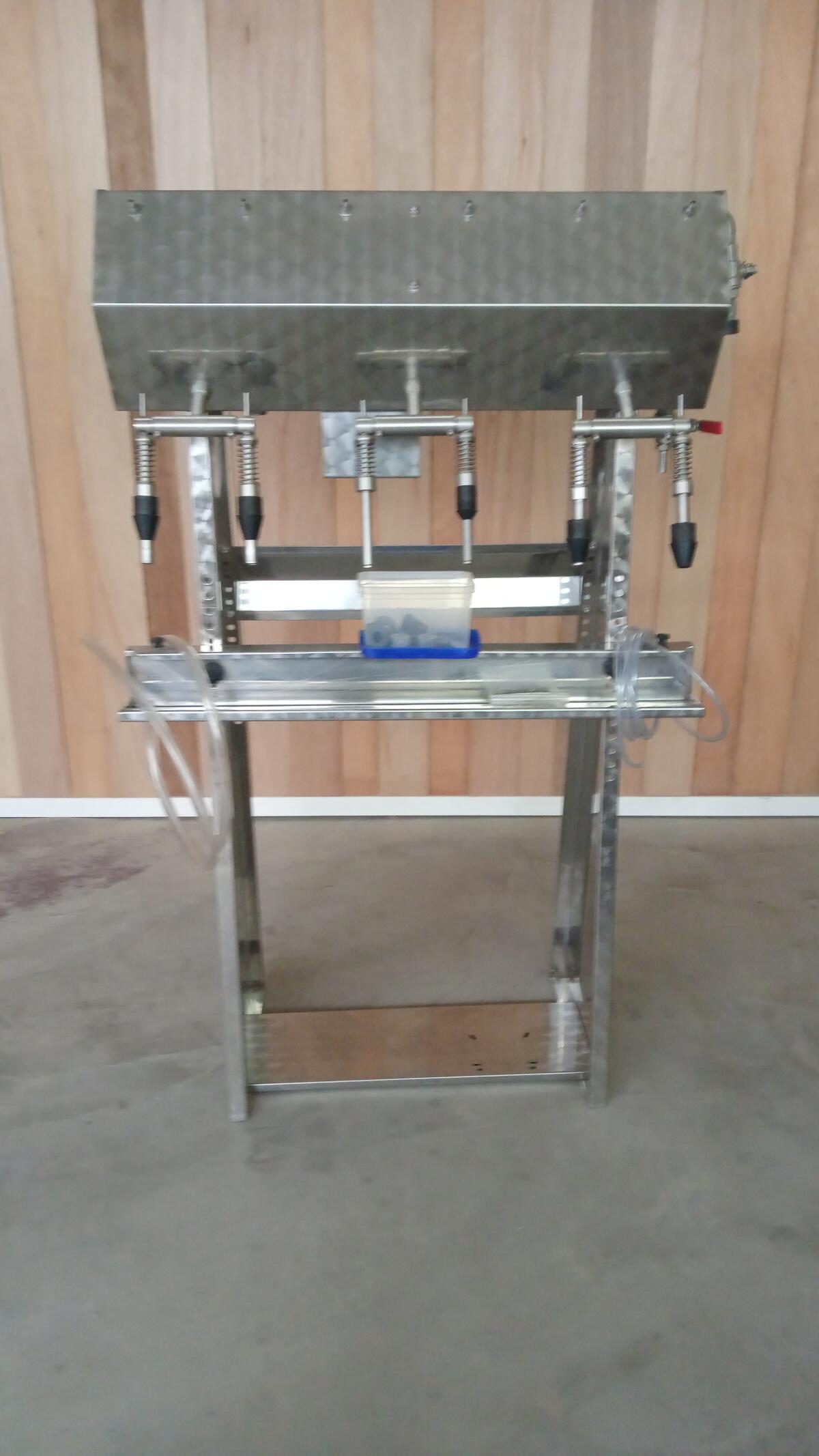 Flaschenabfüller Edelstahl mit Gestell 2