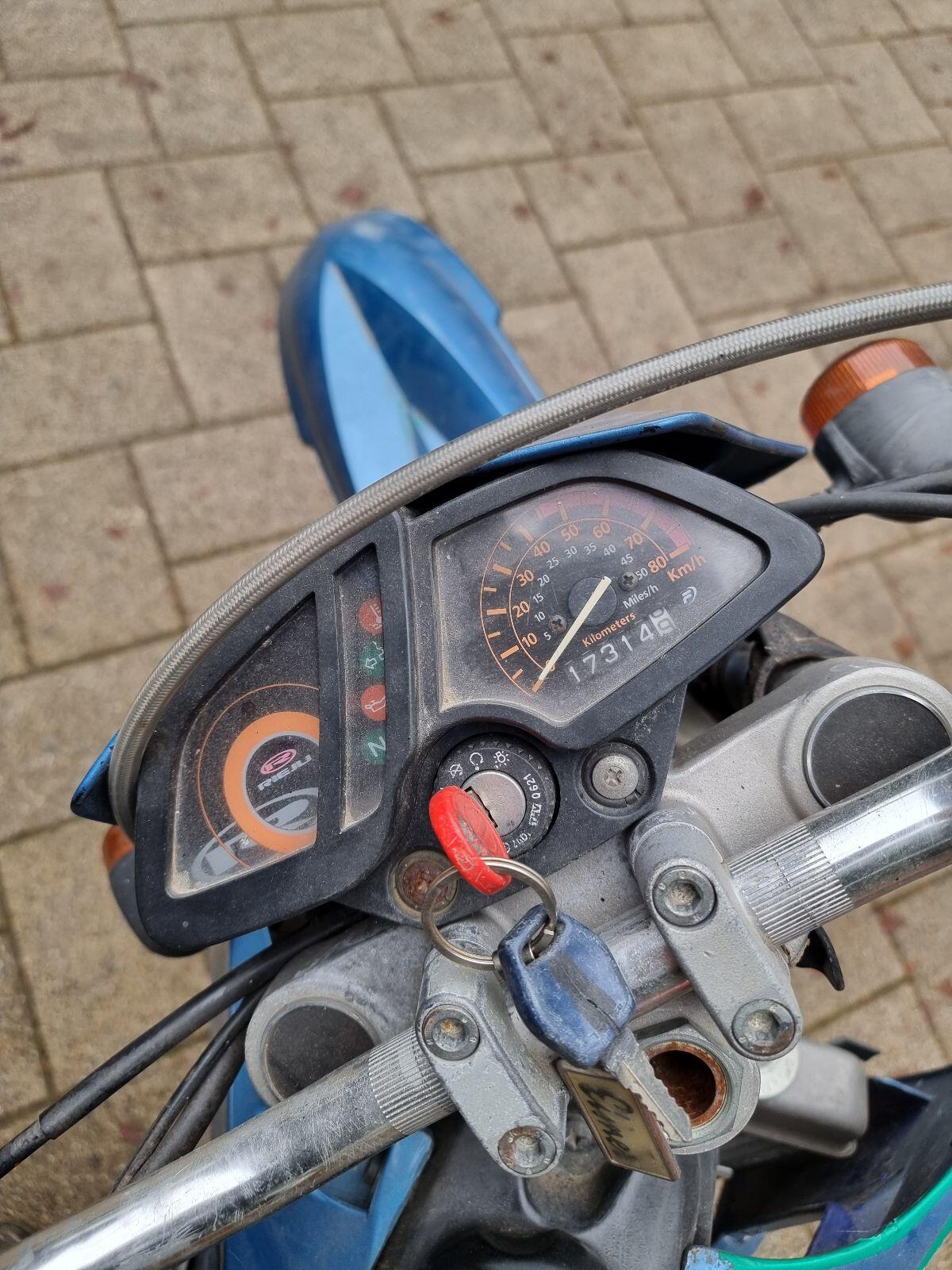 Mopeds Derbi Senda R und Rieju 3