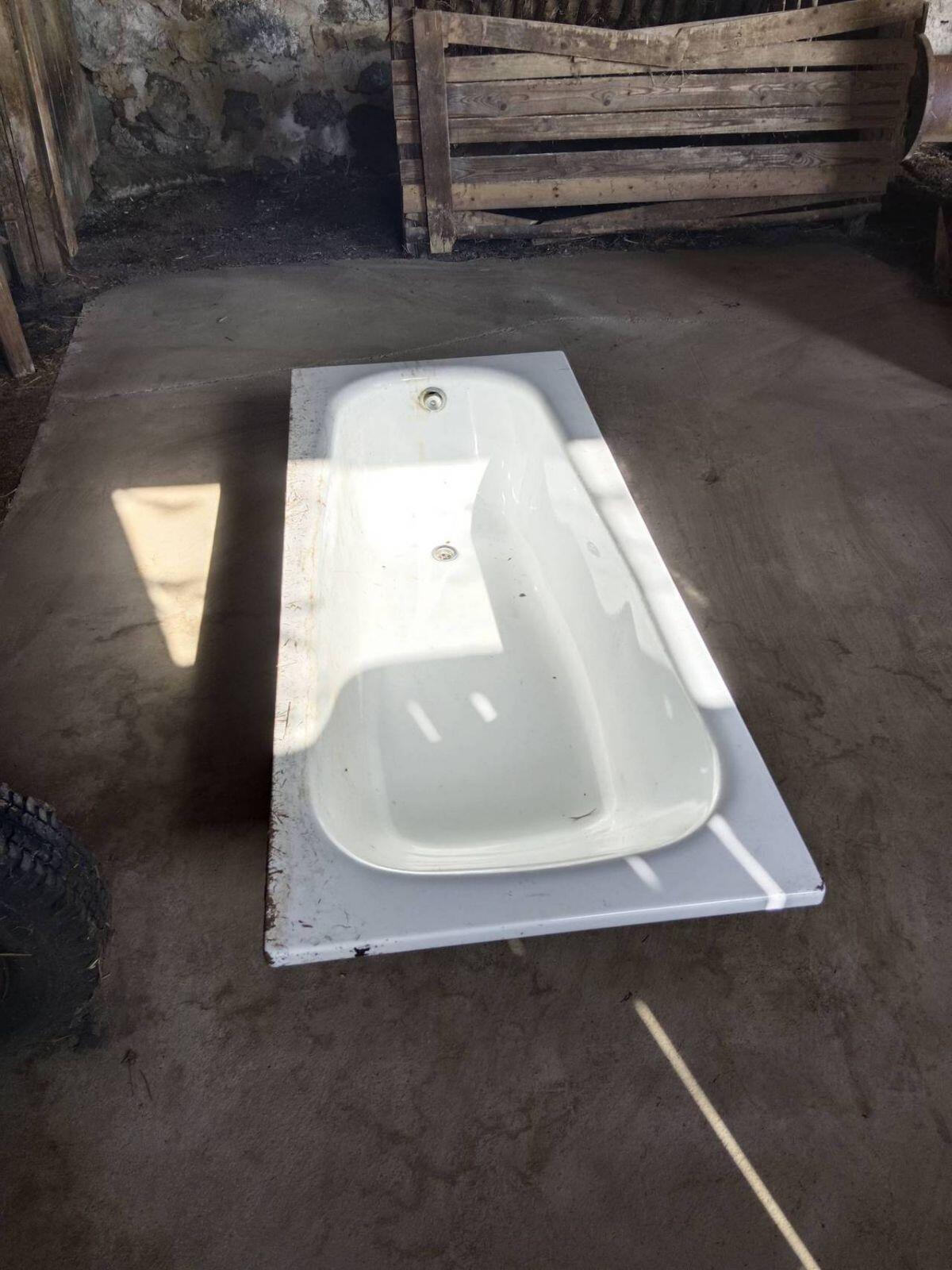 Verkaufe eine alte Email-Badewanne 1