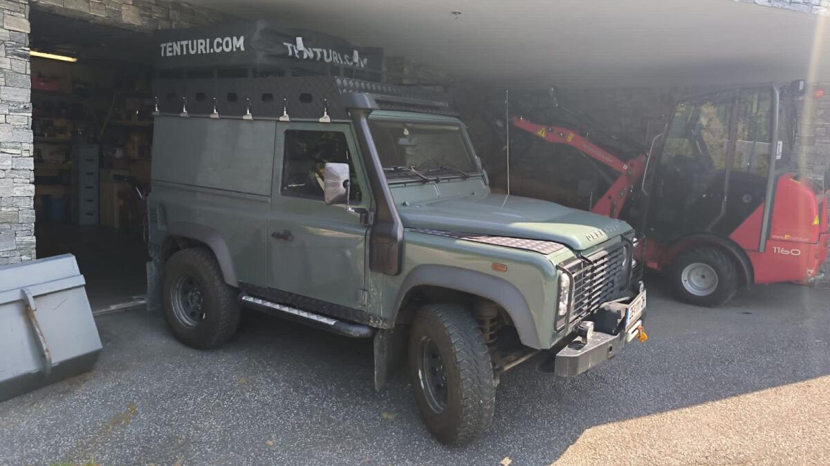 Land Rover Defender 2
