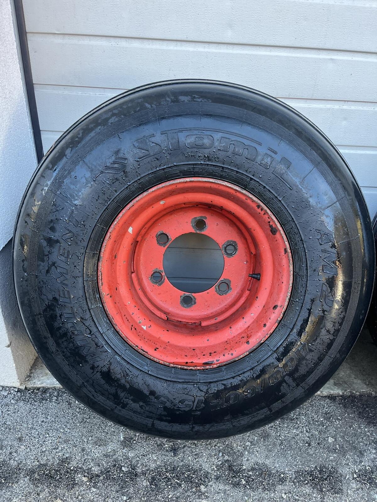 Reifen Stomil 400/60-15.5 mit Felge 2