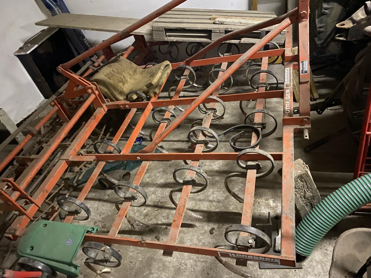 Pöttinger Federzinkengrubber 1