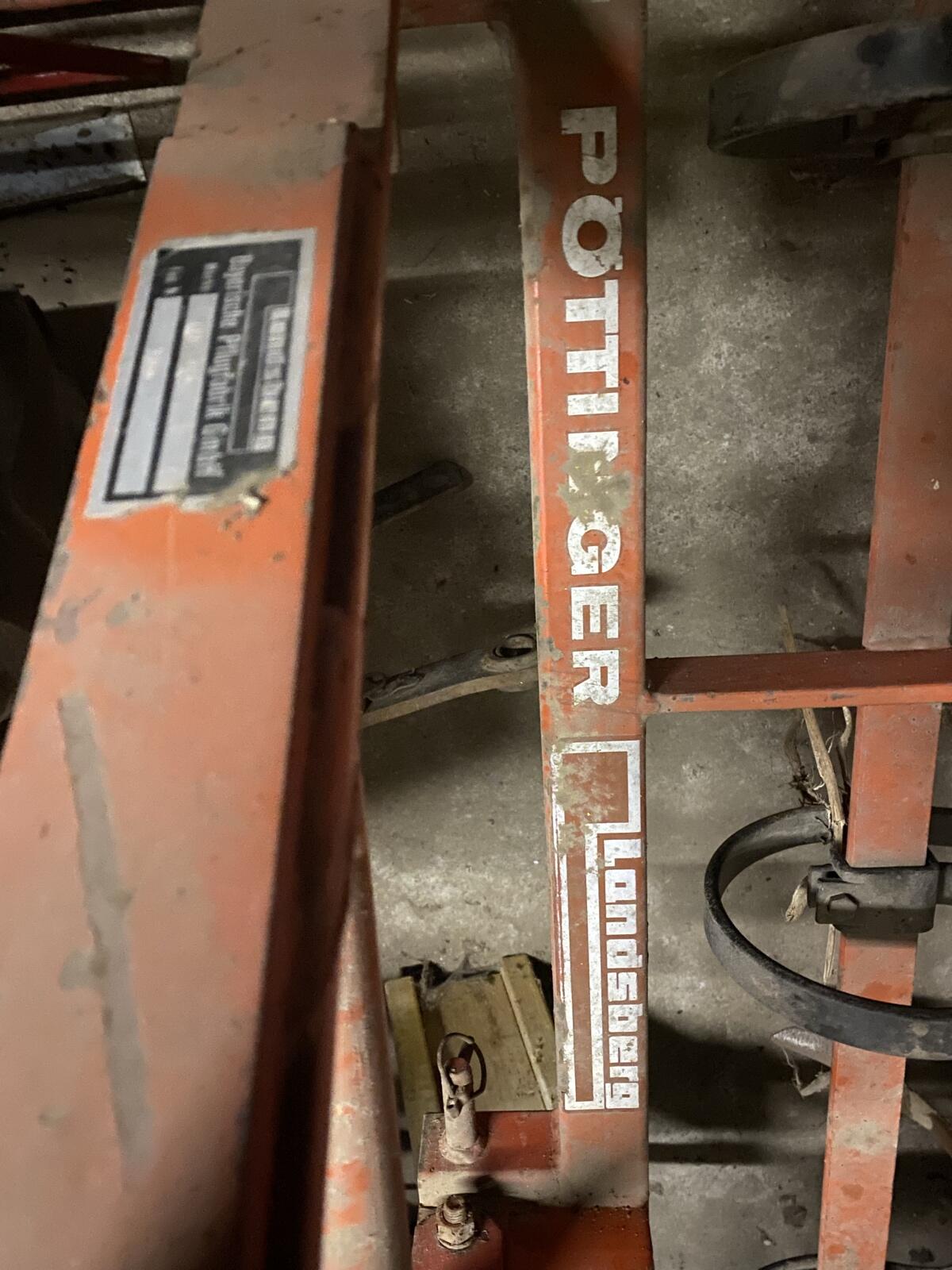 Pöttinger Federzinkengrubber 2