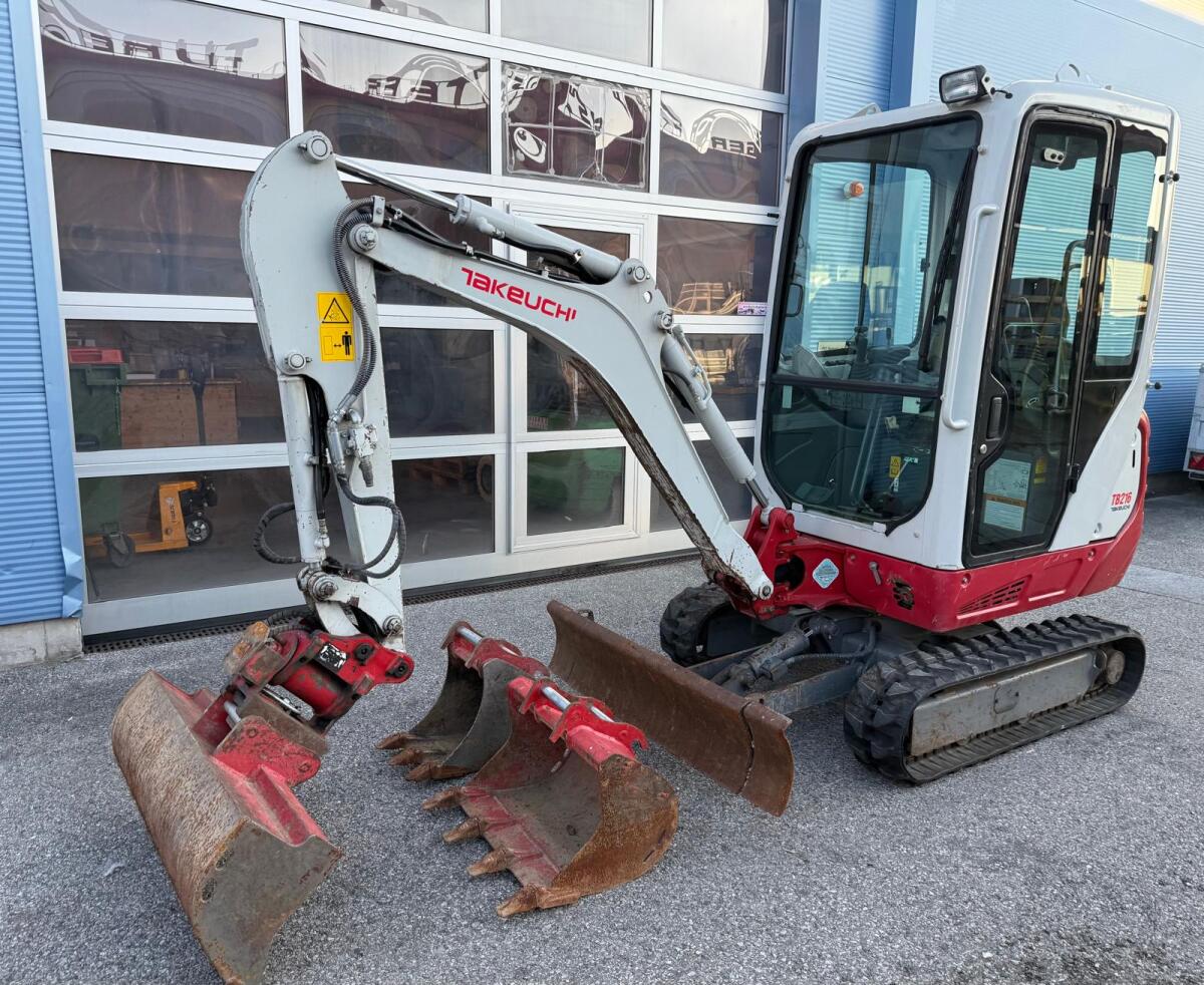 Takeuchi TB216 Powertilt und hydraulischer Schnellwechsler 2