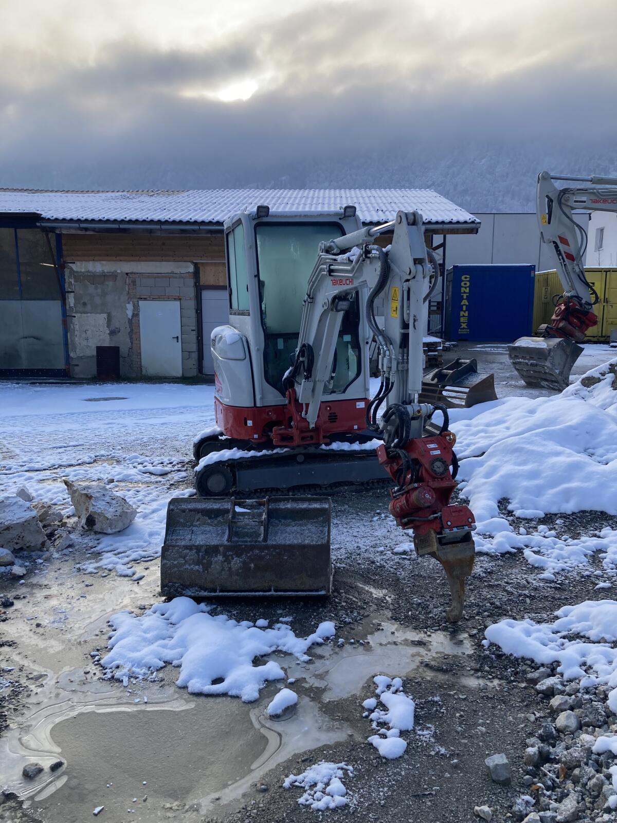 Takeuchi TB 217R + TB 325R 1
