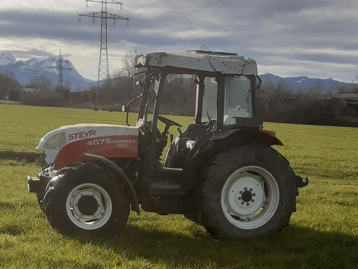 Steyr 4075/New Holland T4020 unfallbeschädigt! 3