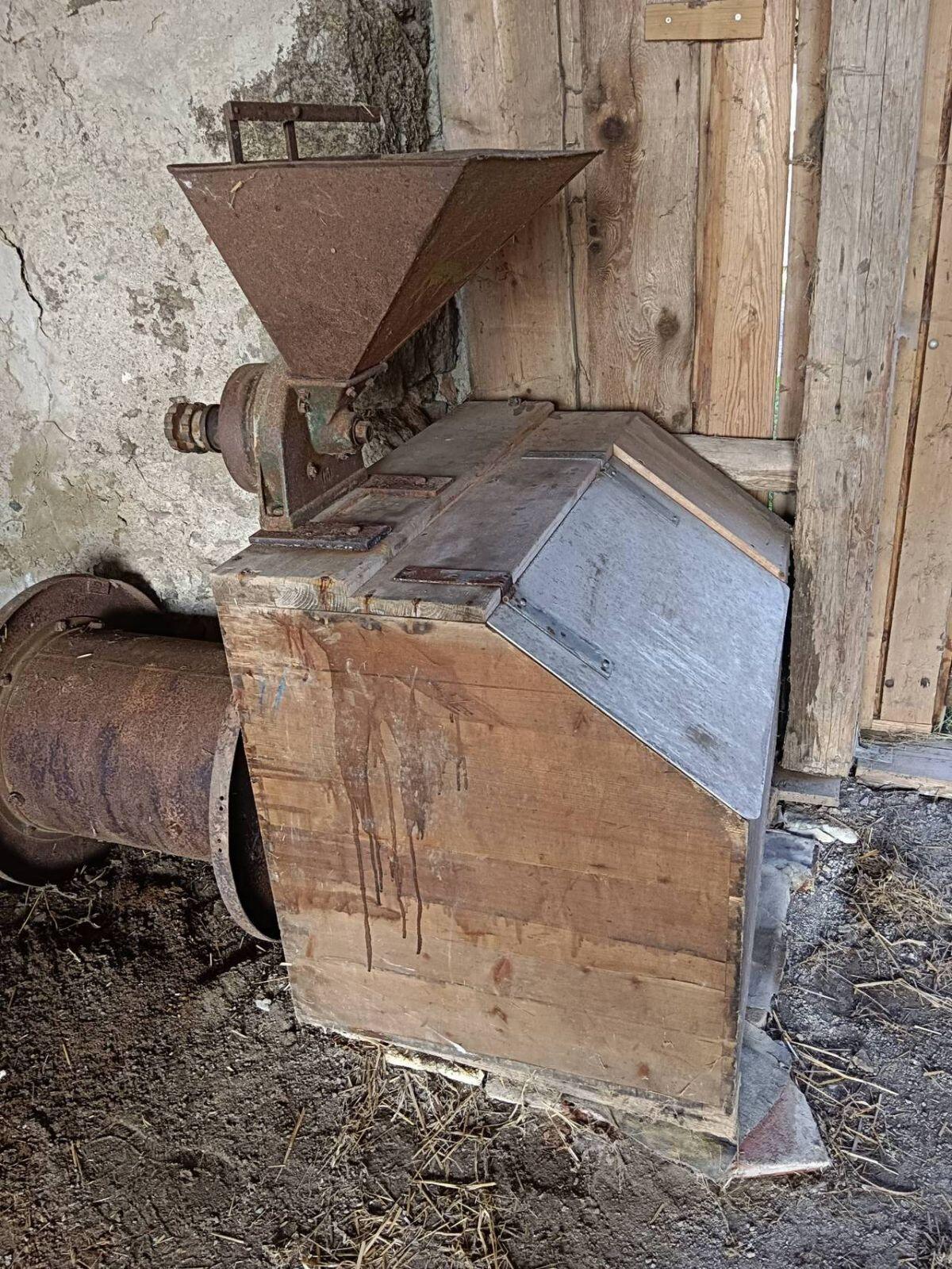 Verkaufe alte Schrotmühle 2
