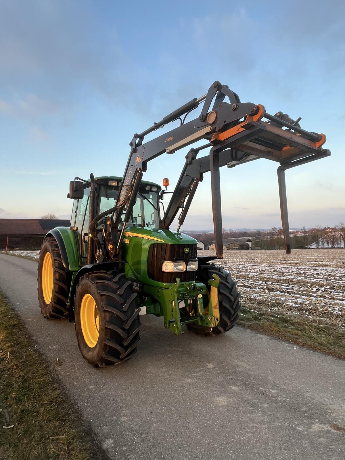John Deere 6220 inkl. FH und vollhydr. Frontlader inkl. Werkzeug 2