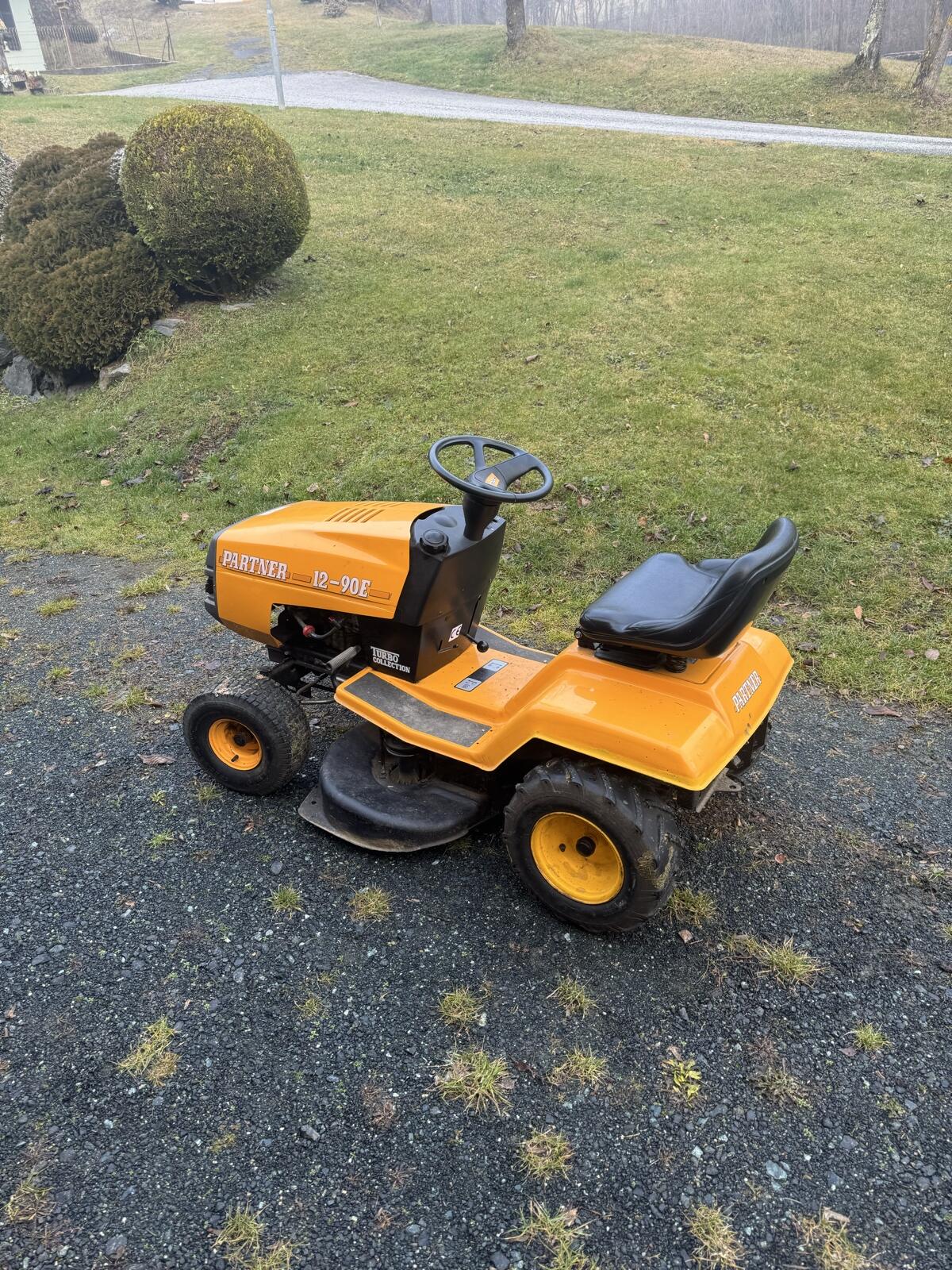 Rasenmähertraktor Partner 12-90E 3