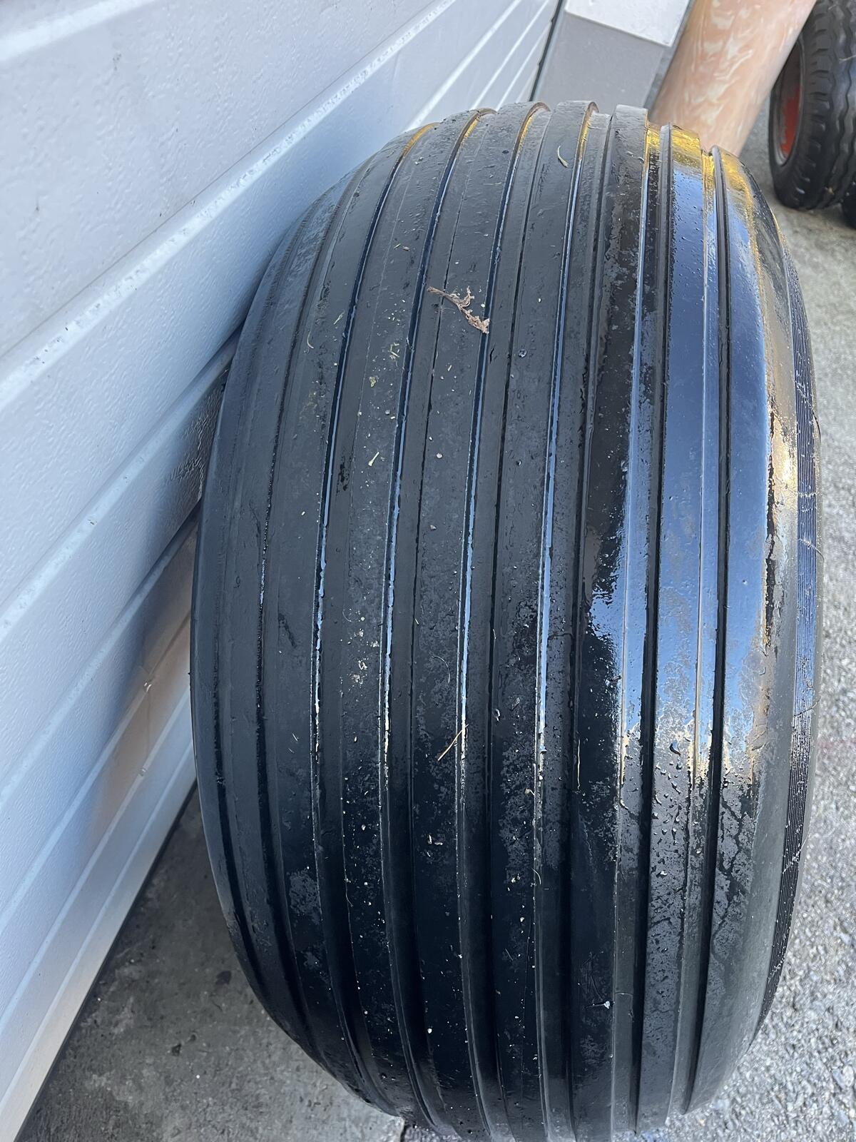 Reifen Stomil 400/60-15.5 mit Felge 3