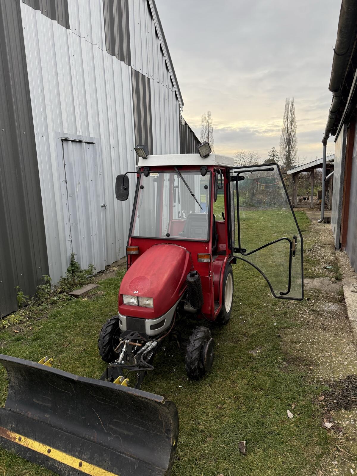 Kleintraktor mit Schneeschild 2
