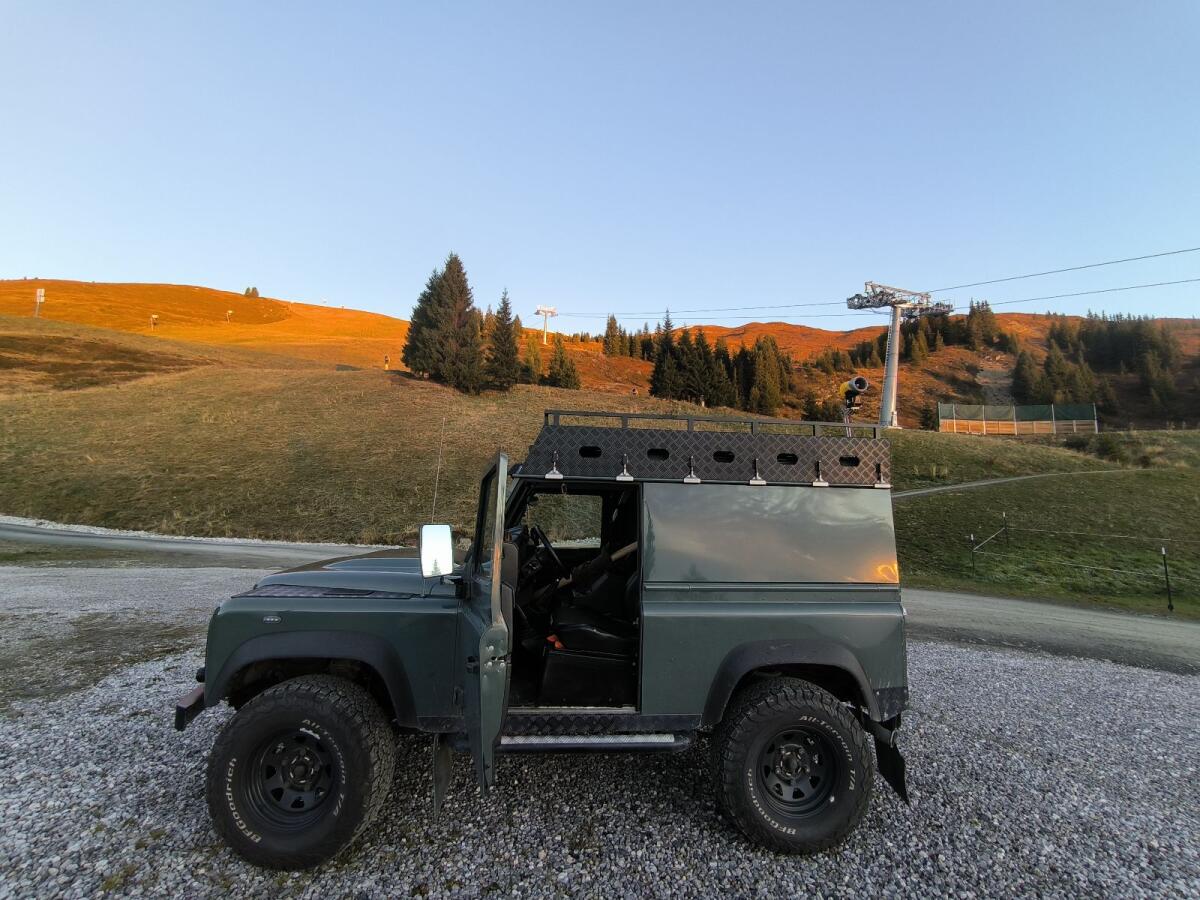 Land Rover Defender 1