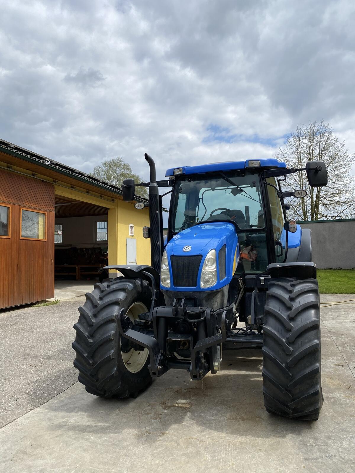 New Holland T6020 Elite 1