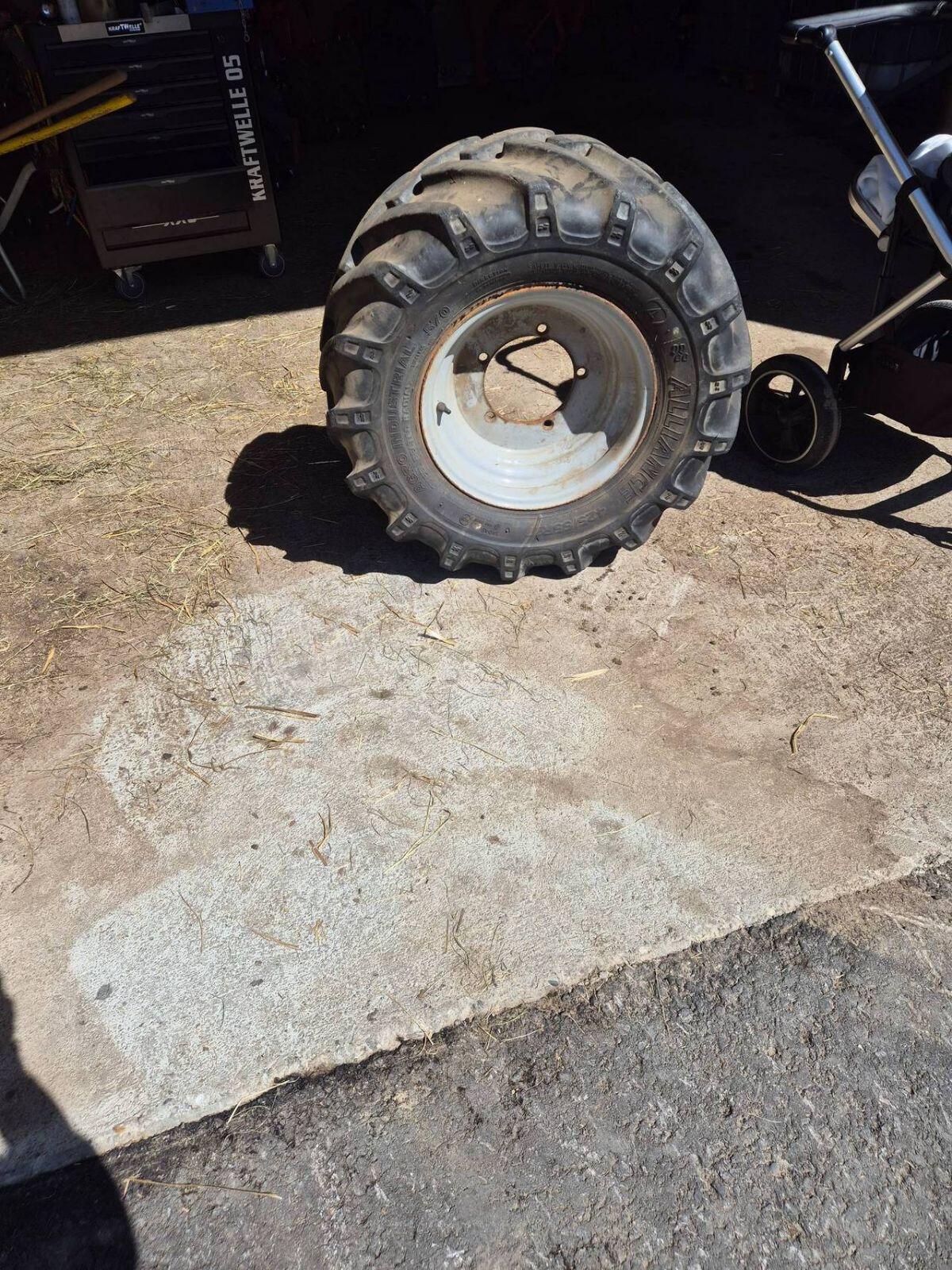 Reifen mit Felge 425 55R17 1